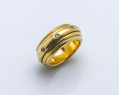 null Bague en or jaune 18 carats (750 millièmes) ornée d’un anneau mobile au centre,...