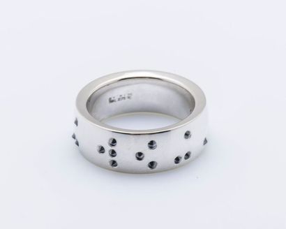BY KIM WEMPE Large anneau «Amor Manet» (L’amour demeure) en or gris 18 carats (750...
