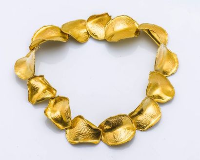 TIFFANY & CO Collier ras de cou en or jaune 18 carats (750 millièmes) formé de feuilles...