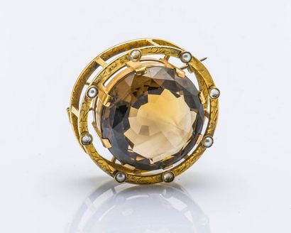 null Broche en or jaune 9 carats (375 millièmes) de forme ronde sertie d’un important...