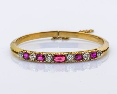 null Bracelet jonc ouvrant en or jaune 18 carats (750 millièmes) serti de cinq rubis...
