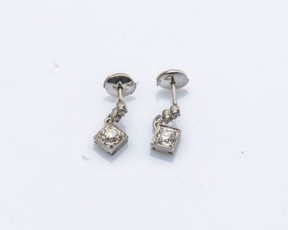 null Paire de pendants d’oreilles en or gris 18 carats (750 millièmes) sertis chacun...