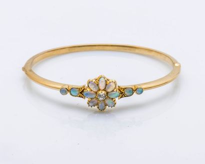 null Bracelet jonc ouvrant en or jaune 14 carats (585 millièmes) orné d’une fleur...