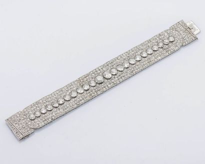 CHAUMET vers 1920 Bracelet ruban souple en platine (950 millièmes) et or gris 18...