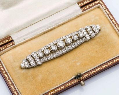 null Broche barrette en platine (950 millièmes) ajourée et sertie de diamants taillés...