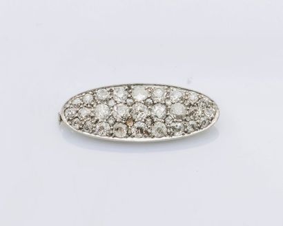 null Petite broche plaque de forme ovale en platine (950 millièmes) pavée de diamants...