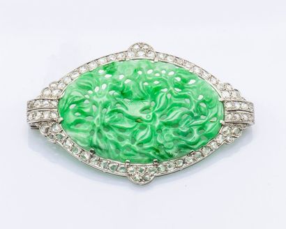 null Broche plaque ovale en platine (950 millièmes) ornée de jade sculpté et ajouré...