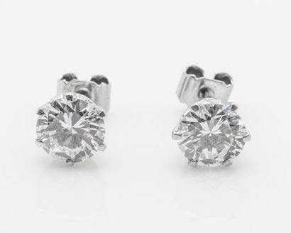 null Paire de boutons d’oreilles en platine (950 millièmes) chacun serti d’un diamant...