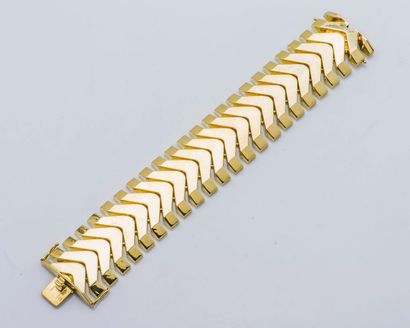 null Large bracelet ruban en or jaune 14 carats (585 millièmes) formant des chevrons...