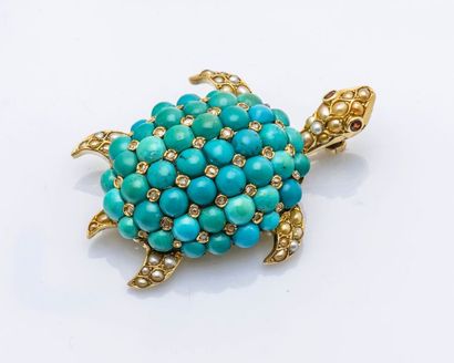 null Broche tortue en or jaune 18 carats (750 millièmes) pavée de cabochons de turquoise...