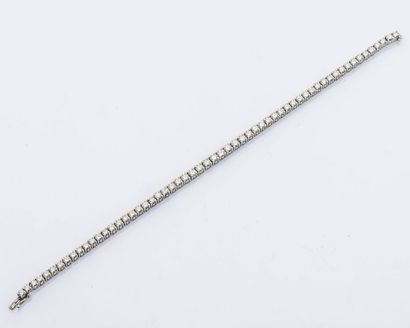 null Bracelet ligne en or gris 18 carats (750 millièmes) serti de cinquante huit...
