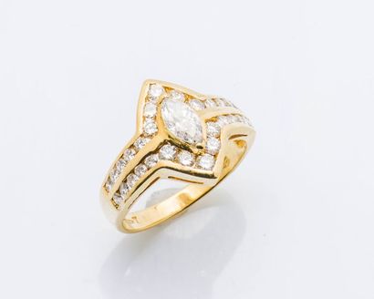 null Bague en or jaune 18 carats (750 millièmes) sertie d’un diamant navette entourée...