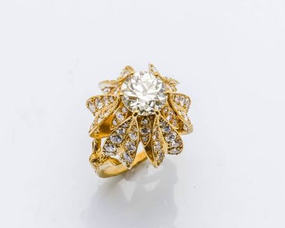 null Bague lotus en or jaune 18 carats (750 millièmes), ornée au centre d’un diamant...