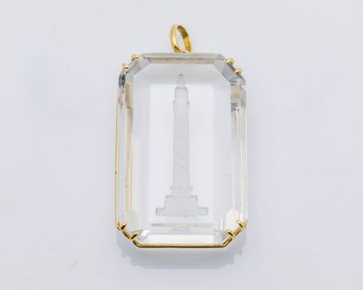 BOUCHERON Pendentif en or jaune 18 carats (750 millièmes) orné d’un cristal de roche...
