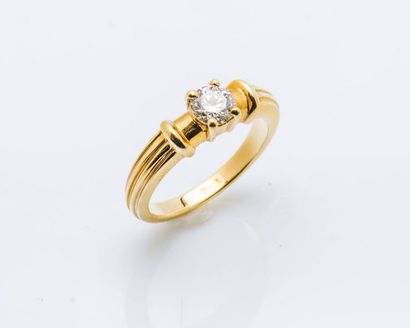 BOUCHERON Bague solitaire en or jaune 18 carats (750 millièmes) sertie d’un diamant...