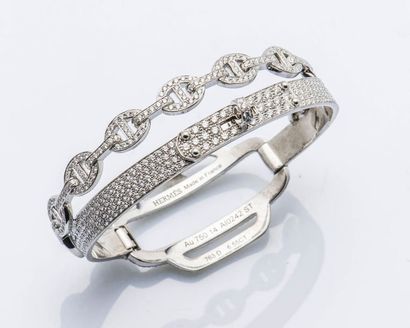 HERMÈS Bracelet jonc rigide ouvrant modèle «Kelly double tour» en or gris 18 carats...