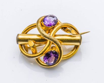 null Broche boucle en métal doré finement ciselée et sertie de deux pierres violettes...