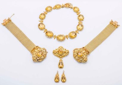 null Parure en or jaune 18 carats (750 millièmes) composée d’un collier, d’une broche,...
