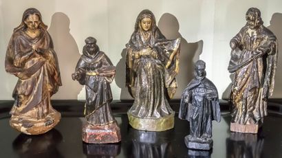null Réunion de cinq statuettes en bois sculpté polychrome et or erprésentant divers...