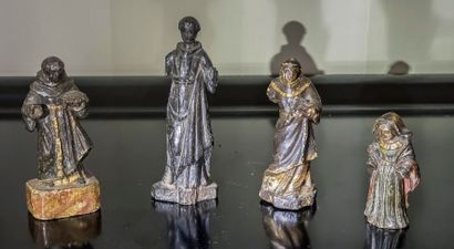 null Quatre petites statuettes en bois sculpté polychrome

Art populaire sud américain...