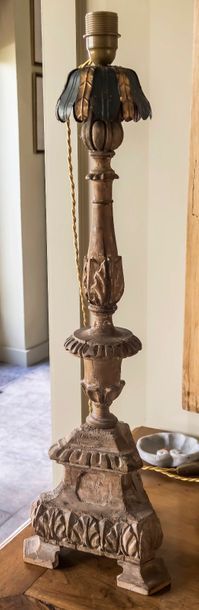 null Pique-cierge en bois sculpté de style Baroque monté en lampe

H : 66 cm