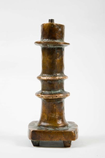 null Pied de lampe en bronze à décor d'anneaux

H : 20,3 cm