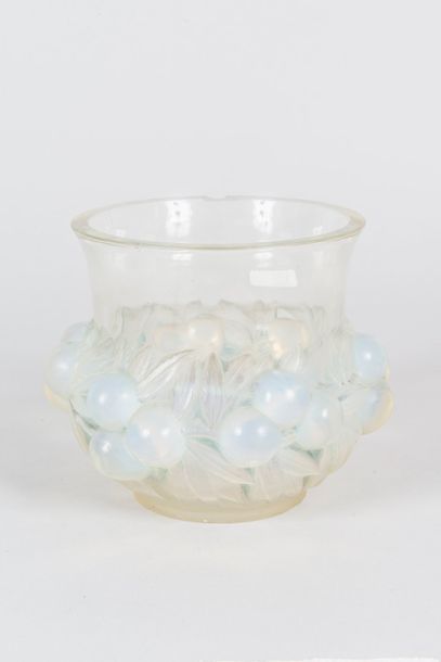 LALIQUE FRANCE Vase en verre moulé opalescent à décor d'une frise de prunes sur la...