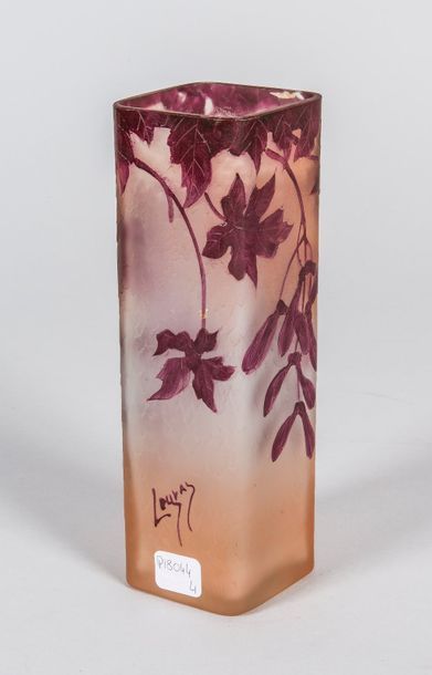 LEGRAS Vase à section carée en verre multicouche à décor dégagé à l'acide de branchages....