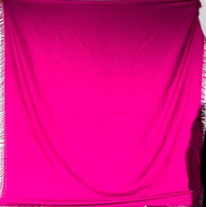 Yves Saint-Laurent Etole en soie et cachemire à motif chevron de couleur fuschia

143...