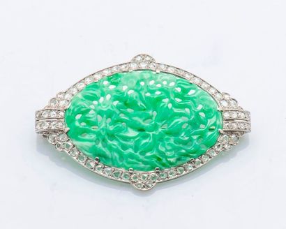 null Broche plaque ovale en platine (950 millièmes) ornée de jade sculpté et ajouré...