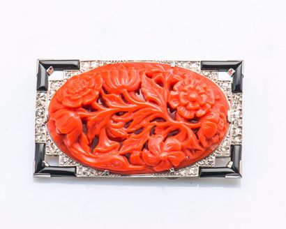 null Broche plaque en platine (950 millièmes) de forme rectangulaire ornée de corail...