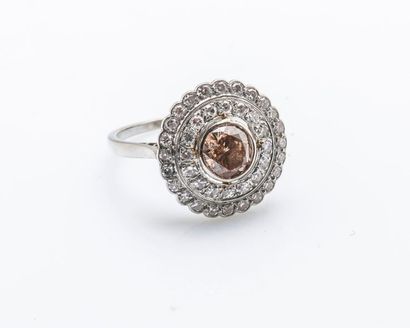 null Bague fleur en platine (950 millièmes) sertie d’un diamant cognac taillé en...