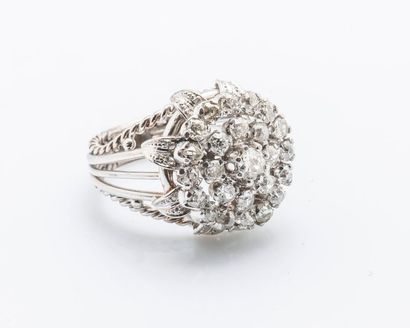 null Bague fleur en platine (950 millièmes), le chaton rond serti de diamants de...