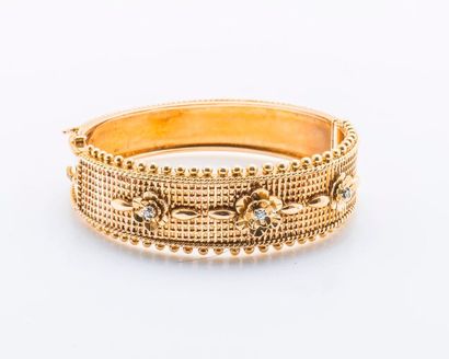 null Bracelet jonc plat ouvrant en or jaune 18 carats (750 millièmes), à décor guilloché...