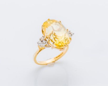 null Bague en or jaune 18 carats (750 millièmes) sertie d’un saphir jaune de taille...