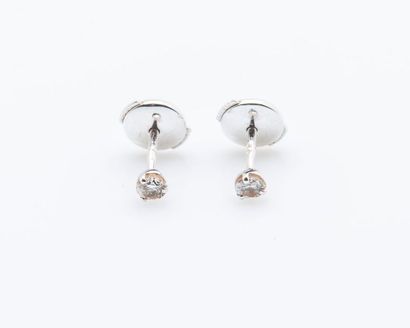 null Paire de puces d’oreilles en or gris 18 carats (750 millièmes) sertie chacune...