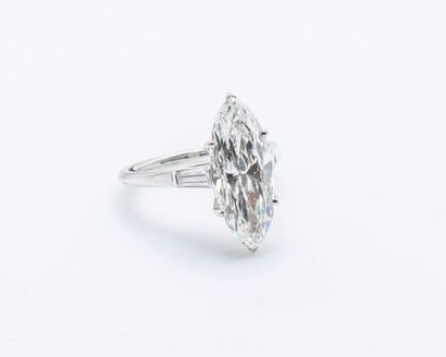 null Bague en platine (950 millièmes) sertie d’un diamant navette pesant 4,64 carats...