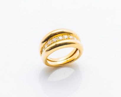 null Bague bandeau en or jaune 18 carats (750 millièmes) formant deux godrons encadrant...