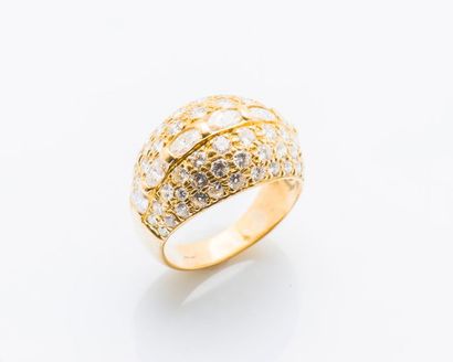 null Bague jonc bombé en or jaune 18 carats (750 millièmes) pavée de diamants ronds...