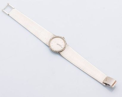 OMEGA Bracelet montre de dame en or gris 18 carats (750 millièmes), le boîtier rond...
