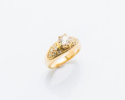 null Bague jonc bombé en or jaune 18 carats (750 millièmes) sertie d’un diamant de...