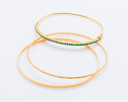 null Lot de trois bracelets rigides en or jaune 18 carats (750 millièmes) comprenant...