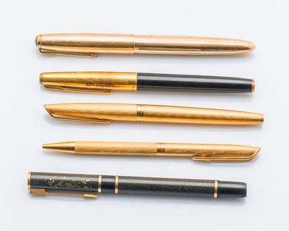 null Lot de cinq stylos dont une parure Waterman plume et roller en métal plaqué...