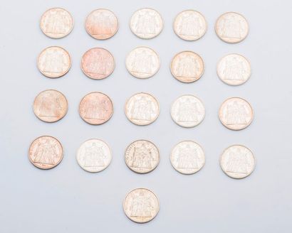 null Lot de vingt et une pièces de 10 francs Hercule, en argent, 1970, 1965, 1967.

Poids...
