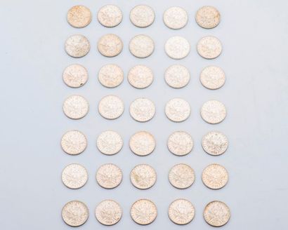null Lot de trente cinq pièces de 5 francs Semeuse, en argent, 1960 à 1968.

Poids...