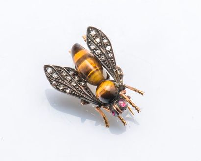 null Broche abeille en or jaune 18 carats (750 millièmes) et argent (925 millièmes),...