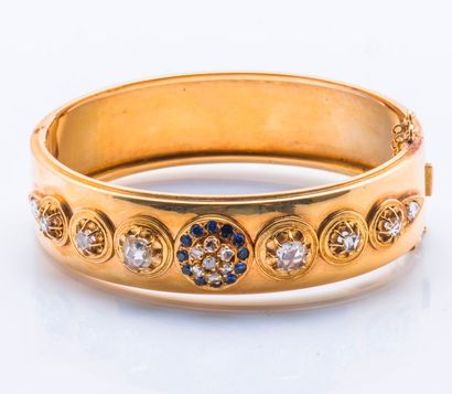 null Bracelet jonc plat ouvrant en or jaune 18 carats (750 millièmes) agrémenté de...