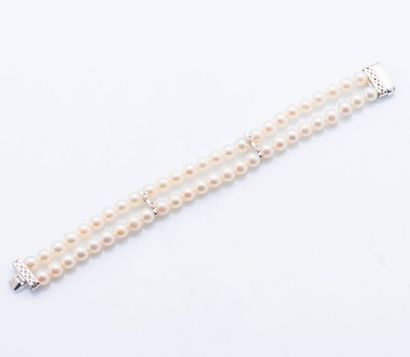 null Bracelet double rang de perles de culture choker, retenu par deux barrettes...