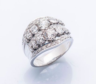 null Bague bandeau en or gris 18 carats (750 millièmes) serti de deux lignes de diamants...