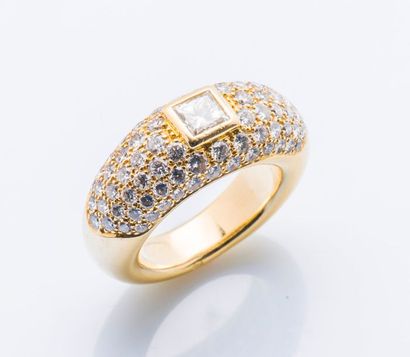 null Bague jonc bombé en or jaune 18 carats (750 millièmes) ornée d’un diamant princesse...